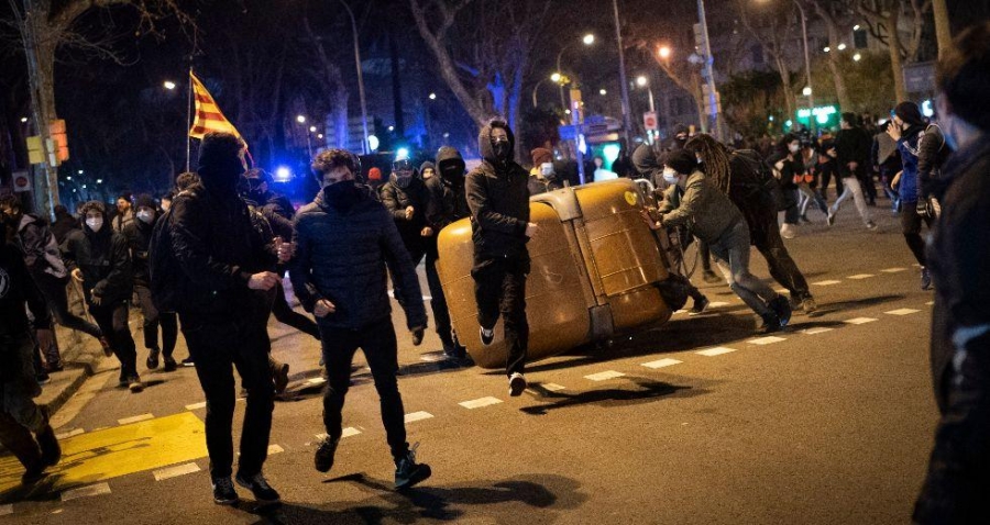 Ισπανία: Δέκα συλλήψεις στις διαδηλώσεις για την απελεύθερωση του ράπερ