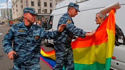 «Στη Ρωσία δεν παίζουν μ’ αυτά» – Τρανσέξουαλ φορά γυναικεία ρούχα δημόσια και τρώει πρόστιμο