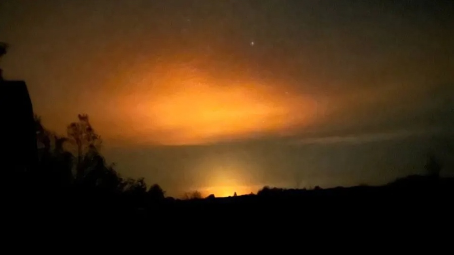 Μια λάμψη δεκάδες χιλιόμετρα μακριά: Η Ρωσία καταφέρνει πανίσχυρο πλήγμα στις υποδομές φυσικού αερίου της Ουκρανίας