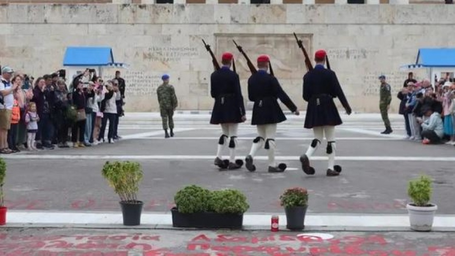 Τροπολογία για Άγνωστο Στρατιώτη: Σύγκρουση κορυφής στη Βουλή - Ενστάσεις αντιπολίτευσης, συγκέντρωση στο Σύνταγμα