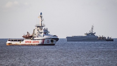 Αποβίβαση μεταναστών του «Open Arms» στη Λαμπεντούζα, με εισαγγελική εντολή