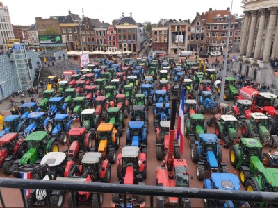 Ολλανδία: Εξοργισμένοι αγρότες έκλεισαν δρόμους σε μεγάλες πόλεις, παραλύοντας την κυκλοφορία