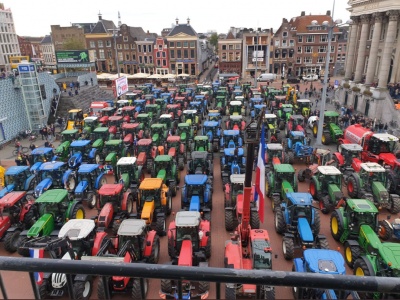 Ολλανδία: Εξοργισμένοι αγρότες έκλεισαν δρόμους σε μεγάλες πόλεις, παραλύοντας την κυκλοφορία