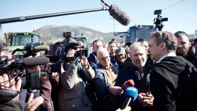 Ανοιχτός ο Μητσοτάκης σε συνάντηση με αγρότες - Η στιχομυθία του με δημοσιογράφους