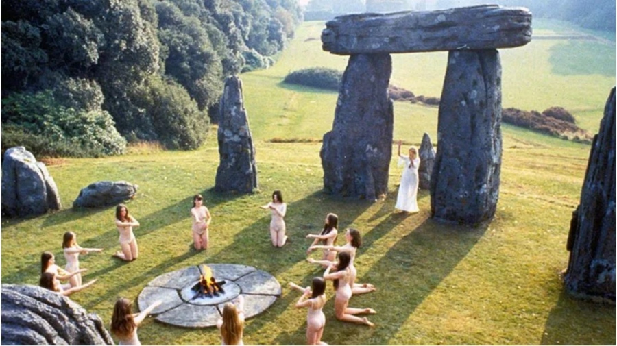 Η εποχή των μαγισσών επιστρέφει… Όλα ξεκίνησαν με ένα πράσινο άνθρωπο σε προκλήσεις του βασιλιά Καρόλου Γ'