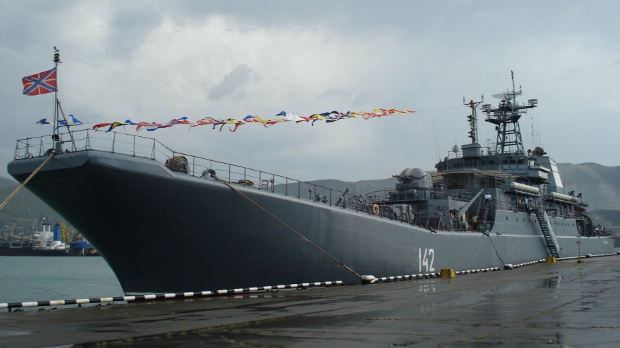 Ουκρανική επίθεση στο λιμάνι Feodosia στην Κριμαία - Στάχτη το ρωσικό αποβατικό πλοίο Novocherkask