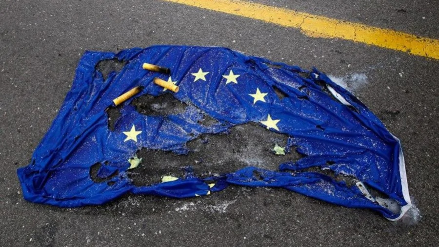 Ο ειλικρινής Γάλλος συνταγματάρχης: Οι Ρώσοι έτοιμοι να επιτεθούν ασταμάτητα - Εμείς αφοπλισμένοι, τα εργοστάσιά μας καίγονται