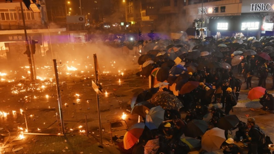 Η Ύπατη Αρμοστεία του ΟΗΕ καταγγέλλει την ακραία βία στο Χονγκ Κονγκ - Καλεί τις αρχές να αποκλιμακώσουν την κρίση