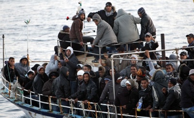 Τουλάχιστον 60 μετανάστες εντοπίστηκαν σε ιστιοφόρο και φορτηγό όχημα στην Κυπαρισσία
