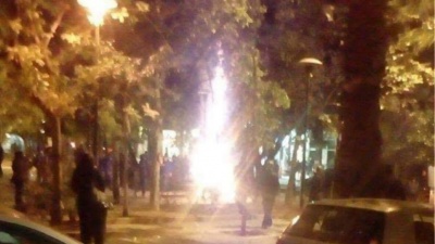 Αγνωστοι έβαλαν φωτιά στο χριστουγεννιάτικο δέντρο στα Εξάρχεια