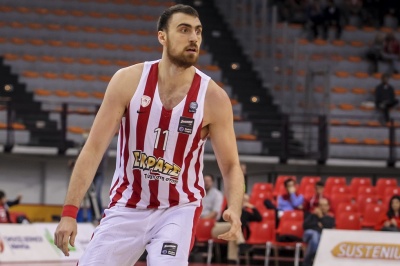 Με Μιλουτίνοφ ο Ολυμπιακός κυνηγά την τετράδα