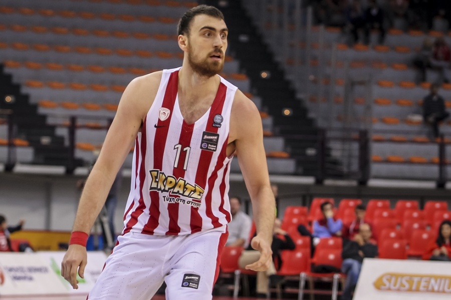 Με Μιλουτίνοφ ο Ολυμπιακός κυνηγά την τετράδα