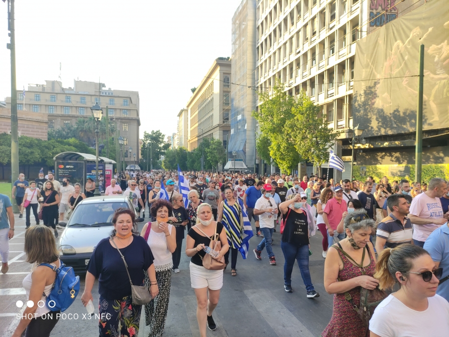 Μεγάλη πορεία αρνητών των εμβολίων στο κέντρο της Αθήνας - «Μητσοτάκη, παραιτήσου»