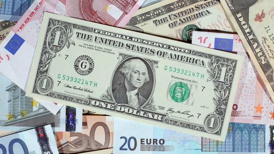 Σε υψηλά 4 μηνών το δολάριο, με το «βλέμμα» στα ομόλογα ΗΠΑ - Στο -0,5% το ευρώ