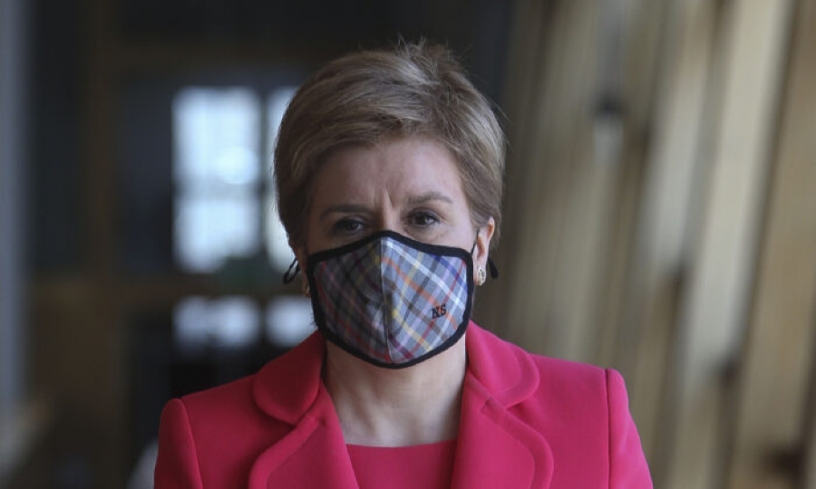 Υποκρισία: Η πρωθυπουργός της Σκωτίας καταπάτησε το νόμο για τη μάσκα που η ίδια θέσπισε