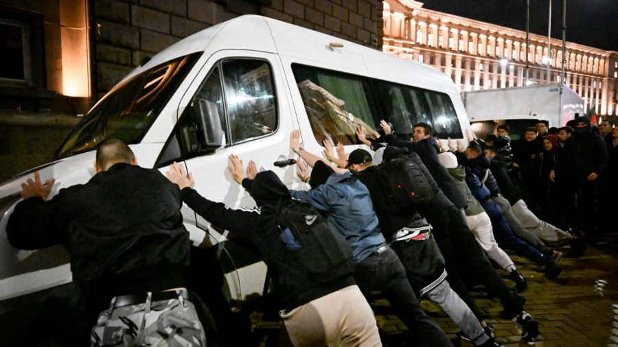 Ταραχές στη Βουλγαρία - Οι πολίτες περικύκλωσαν το κοινοβούλιο, αντιδρούν στο σχέδιο προϋπολογισμού