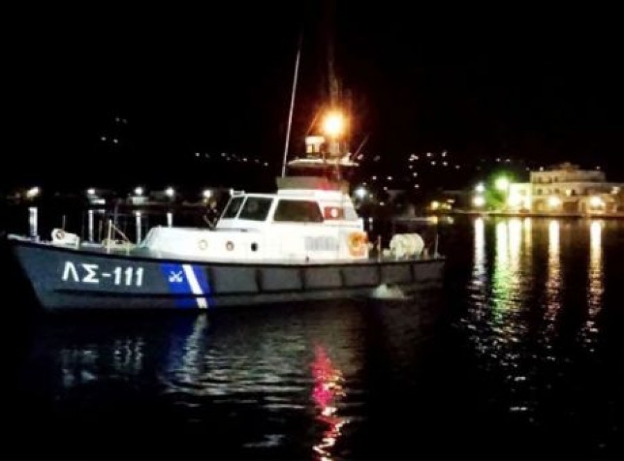 Τρεις αγνοούμενοι μετά από ανατροπή αλιευτικής λέμβου λόγω κακοκαιρίας στην Μυτιλήνη