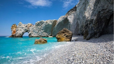 Ελληνική παραλία προειδοποιεί με βαρύ πρόστιμο τους τουρίστες