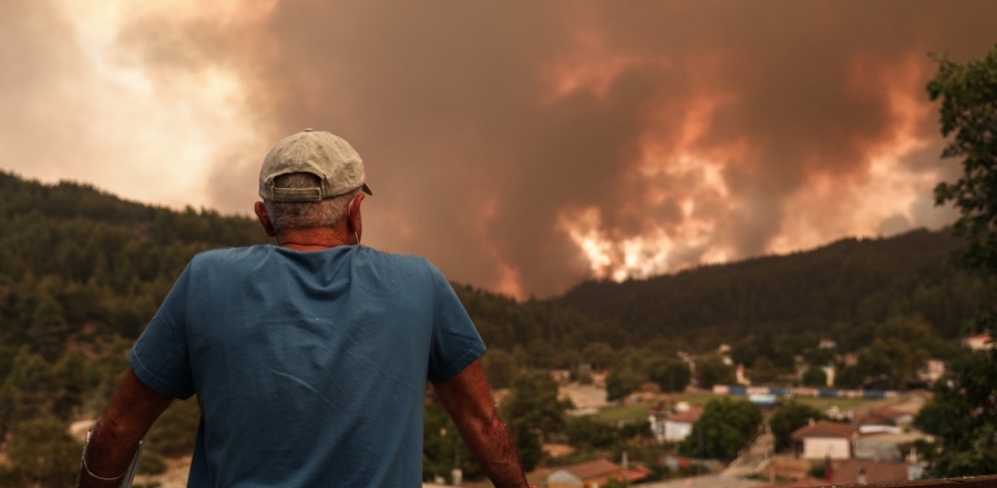 Δύσκολες ώρες στην Εύβοια: Μάχη για να μη φτάσει το πύρινο μέτωπο στην Ιστιαία