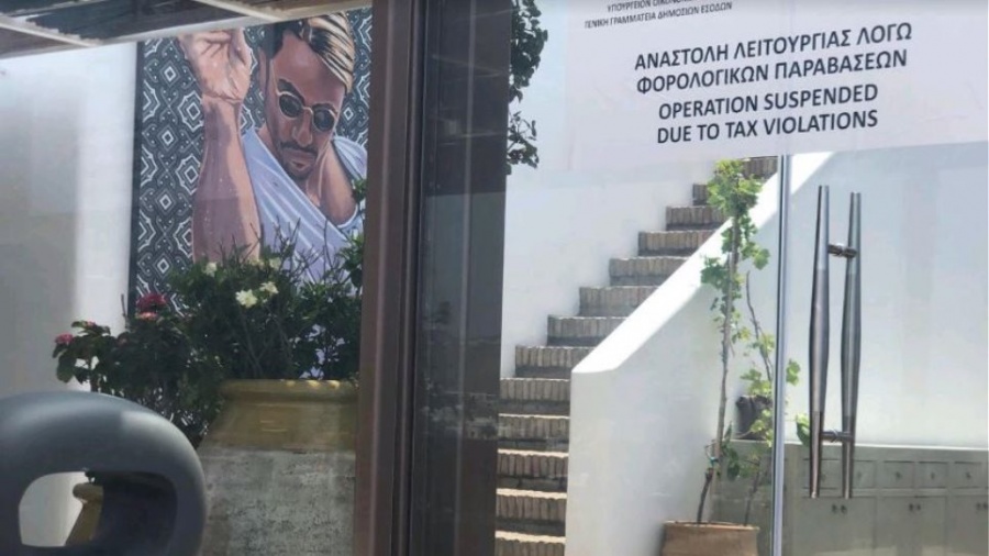 Λουκέτο στο εστιατόριο του Salt Bae στη Μύκονο για φοροδιαφυγή 25.800 ευρώ