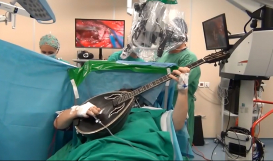 Χειρουργείο μετά... λαϊκής μουσικής στο ΑΧΕΠΑ: Ασθενής παίζει μπουζούκι, ενώ οι γιατροί τον χειρουργούν στο κεφάλι!
