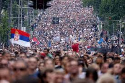 Στους δρόμους κατέβηκαν οι Σέρβοι ζητώντας επανάληψη των εκλογών, λόγω «παρατυπιών»