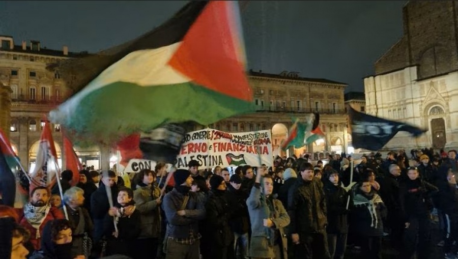 Ένταση, μολότοφ και συγκρούσεις διαδηλωτών με την αστυνομία στη Μπολόνια – Η Αστυνομία της Meloni κατά διαδηλωτών για την Παλαιστίνη