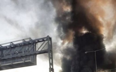 Μεταμόρφωση: Σε εξέλιξη η πυρκαγιά στο εργοστάσιο πλαστικών - Κατέρρευσε μέρος του κτιρίου