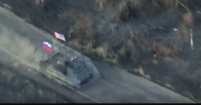 Το μήνυμα σοκ  της Ρωσίας στην Ουκρανία  – Αποχαιρετίστε τις ΗΠΑ: To τεθωρακισμένο με ρωσική και αμερικανική σημαία