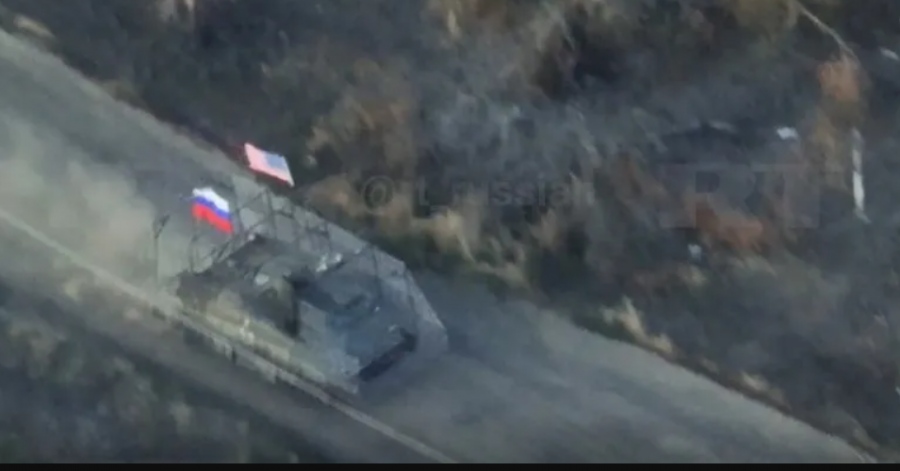 Το μήνυμα σοκ  της Ρωσίας στην Ουκρανία  – Αποχαιρετίστε τις ΗΠΑ: To τεθωρακισμένο με ρωσική και αμερικανική σημαία