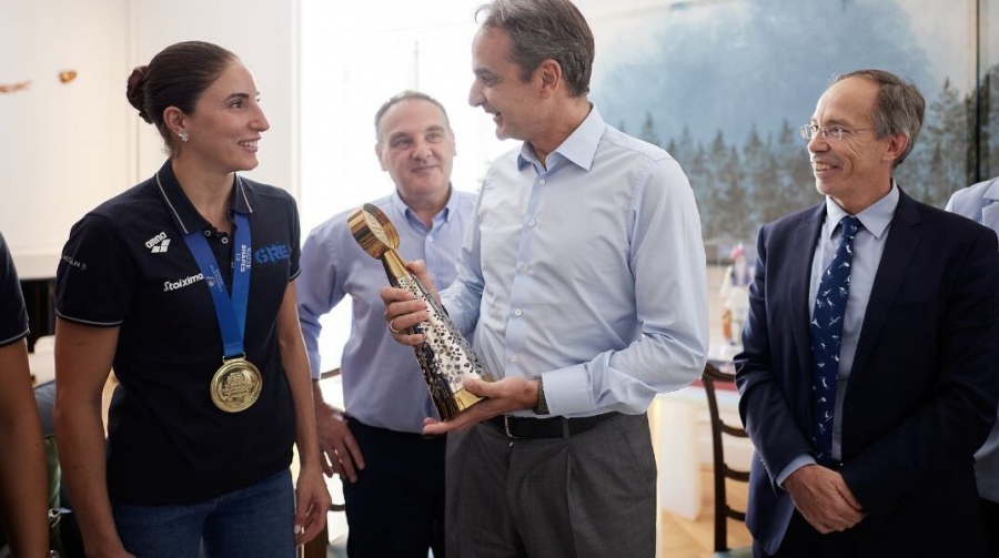 Συνάντηση του πρωθυπουργού με τη «χρυσή» εθνική ομάδα πόλο γυναικών – Υποσχέθηκε στήριξη στο άθλημα