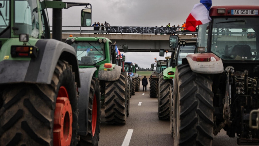 Γαλλία: Ηχηρό «όχι» στα νέα μέτρα Macron από τους αγρότες - «Συνεχίζουμε τις κινητοποιήσεις»