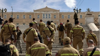 Οι πυροσβέστες αντιδρούν στο σχέδιο Μητσοτάκη για την ένταξη στο ΕΚΑΒ