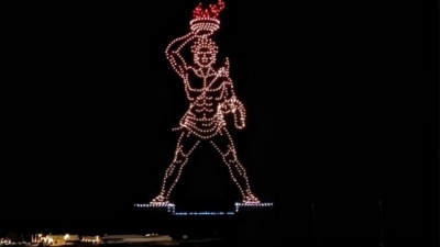 «Aναβίωσαν» τον Κολοσσό της Ρόδου στον ουρανό του νησιού – 1.000 drones για το μοναδικό υπερθέαμα