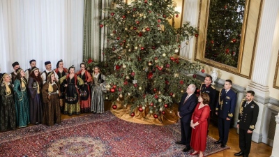 Χριστουγεννιάτικα κάλαντα έψαλαν στον Τασούλα η Μπάντα των Ενόπλων Δυνάμεων και η Προεδρική Φρουρά