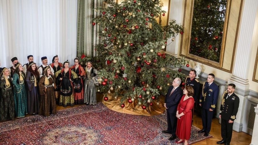 Χριστουγεννιάτικα κάλαντα έψαλαν στον Τασούλα η Μπάντα των Ενόπλων Δυνάμεων και η Προεδρική Φρουρά