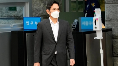 Αποφυλακίσθηκε υπό όρους ο επικεφαλής της Samsung – Αδυνατισμένος και μεταμελημένος