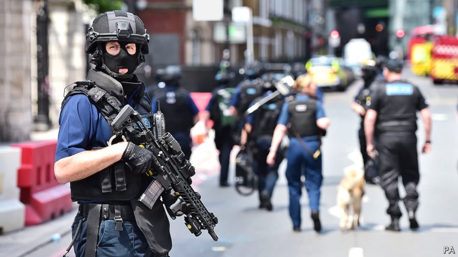 Η βρετανική αστυνομία προχώρησε σε ελεγχόμενη έκρηξη ύποπτου δέματος κοντά στο κοινοβούλιο