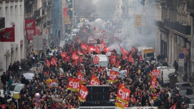 Γαλλία: «Παρέλυσε» η χώρα από τη νέα γενική απεργία για το συνταξιοδοτικό