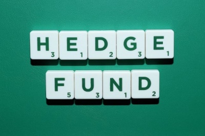 «Βουτιά» για τη μόχλευση των hedge funds σε χαμηλό 11 ετών – Ξεπουλούν μετοχές