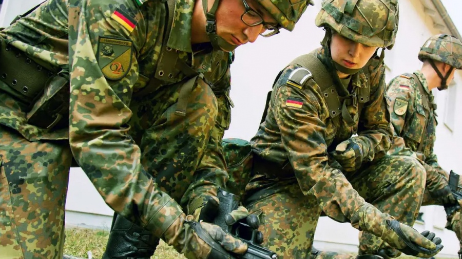 Η Γερμανία αντιγράφει την Ουκρανία - Θέλει να στρατολογήσει χιλιάδες 18χρονους για μελλοντικό πόλεμο με τη Ρωσία