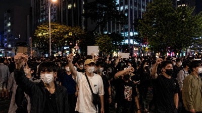 Έκρηξη οργής στην Ιαπωνία - Χιλιάδες νέοι στους δρόμους ζητούν την παραίτηση της Takaichi