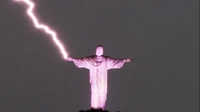 Κεραυνός κτύπησε το άγαλμα του «Ιησού του Λυτρωτή» στη Βραζιλία