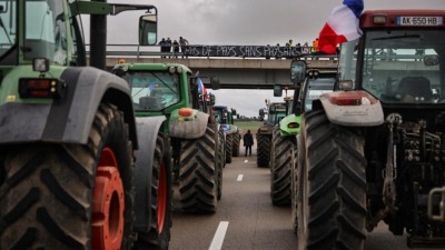 Γαλλία: Οι αγρότες απειλούν ότι θα φτάσουν μέχρι το Παρίσι