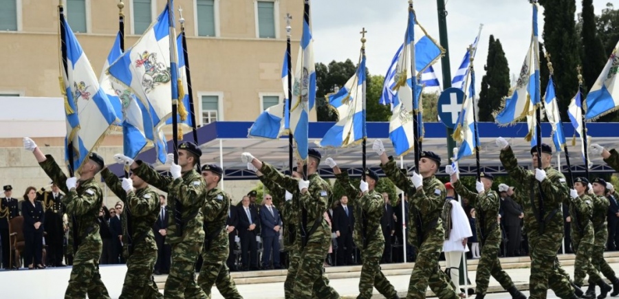 Στρατιωτική παρέλαση στην Αθήνα: Ελεύθεροι οι 7 που προσπάθησαν να ανοίξουν σημαίες της Παλαιστίνης