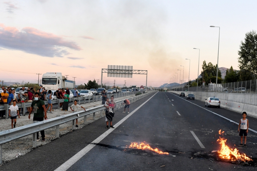 Ρομά έκλεισαν την εθνική οδό Κορίνθου - Πατρών στο Ζευγολατιό