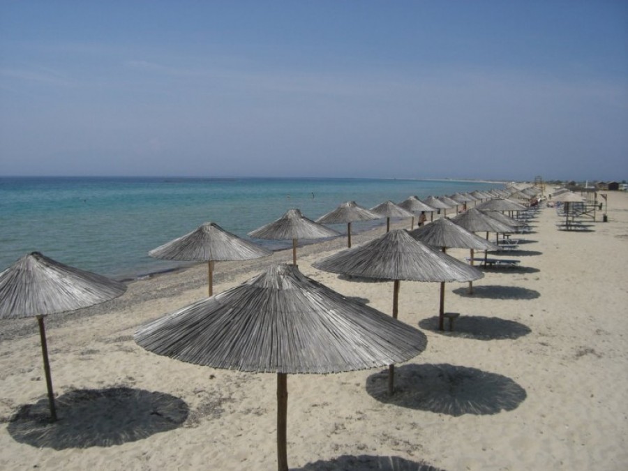 ΚΥΑ για τις αποστάσεις στην παραλία – Τι ισχύει για μπαρ, κυλικεία, μουσική