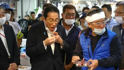 Ο πρωθυπουργός της Ιαπωνίας τρώει ραδιενεργά ψάρια από τα νερά της Φουκουσίμα