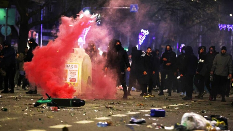 Νύχτα χάους στη Σόφια - Μαζικά επεισόδια σε διαδήλωση κατά της διαφθοράς