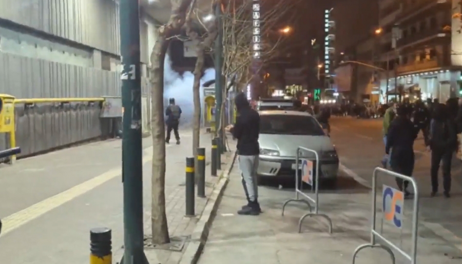 Διαδηλώσεις για Τέμπη - Ένταση με πέτρες και χημικά στο Μεταξουργείο